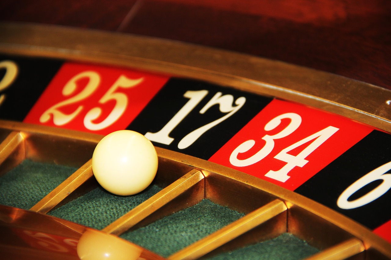 Comparing Online Casinos and Land-Based Casinos: Which Is Better?